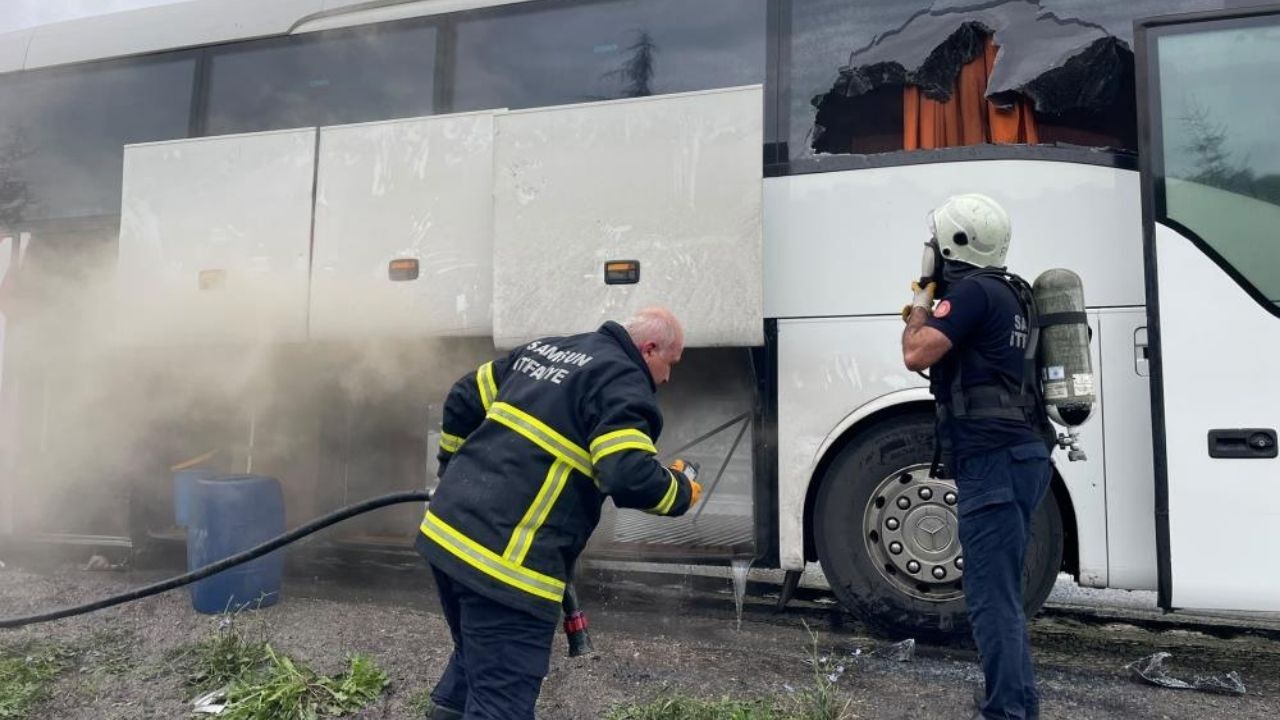 Seyir Halindeki Yolcu Otobüsü Alev Aldı (1)