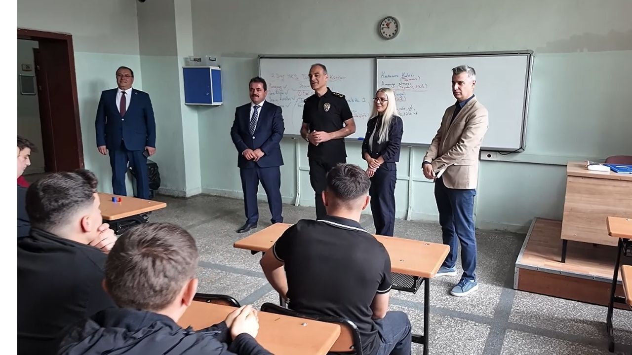 Kastamonu Emniyet Müdürü Tamer Taş’tan öğrencilere sürpriz ziyaret