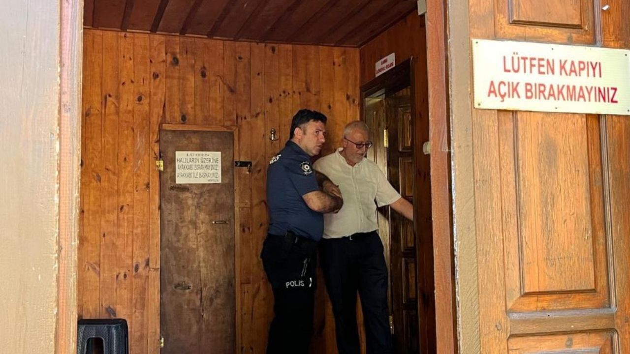 Tarihi Camide Esrarengiz Olay Elektrik Kesildi, Kapı Zorlandı (1)