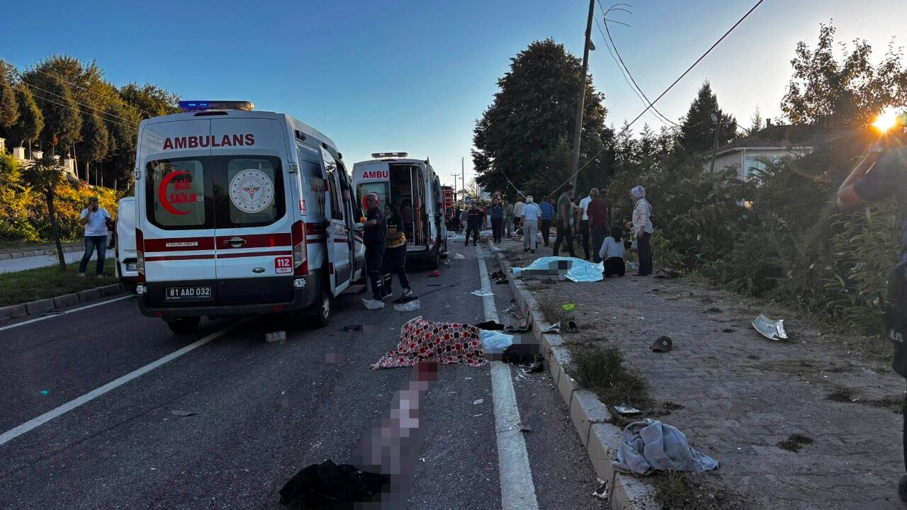 Tir Ile Patpat Çarpıştı 4 Ölü, 8 Yaralı! 1