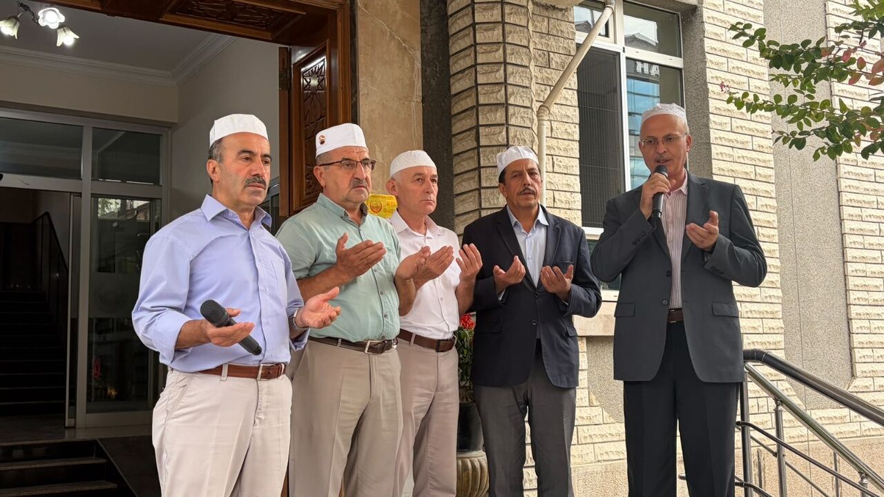 Tosya’da 45 kişilik umre kafilesi dualarla uğurlandı