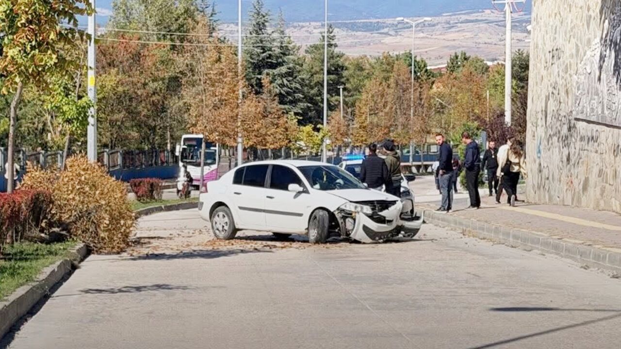 Kastamonu’da üniversite yolunda korkutan kaza: Ağaca çarpıp karşı yola geçti