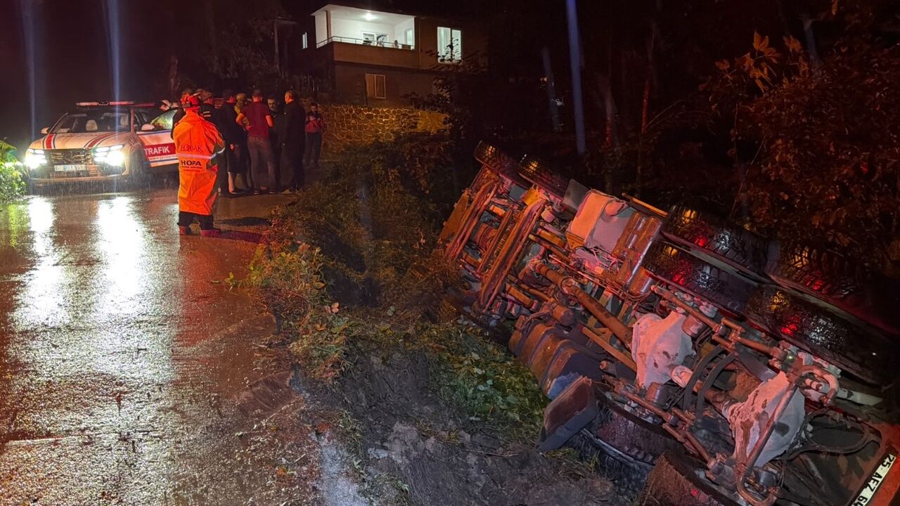Yağış Sonrası Kontrolden Çıktı! Kamyon Dereye Uçtu 1
