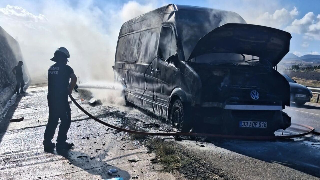 Yolda Korkutan Yangın! Kamyonet Kullanılamaz Hale Geldi 1