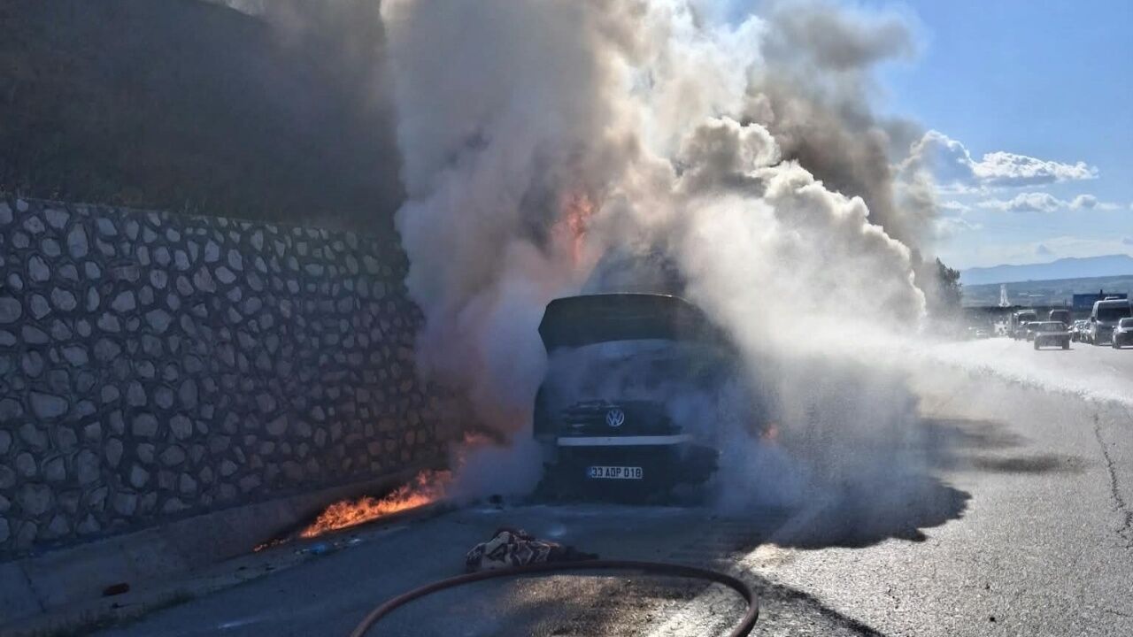 Yolda Korkutan Yangın! Kamyonet Kullanılamaz Hale Geldi 2