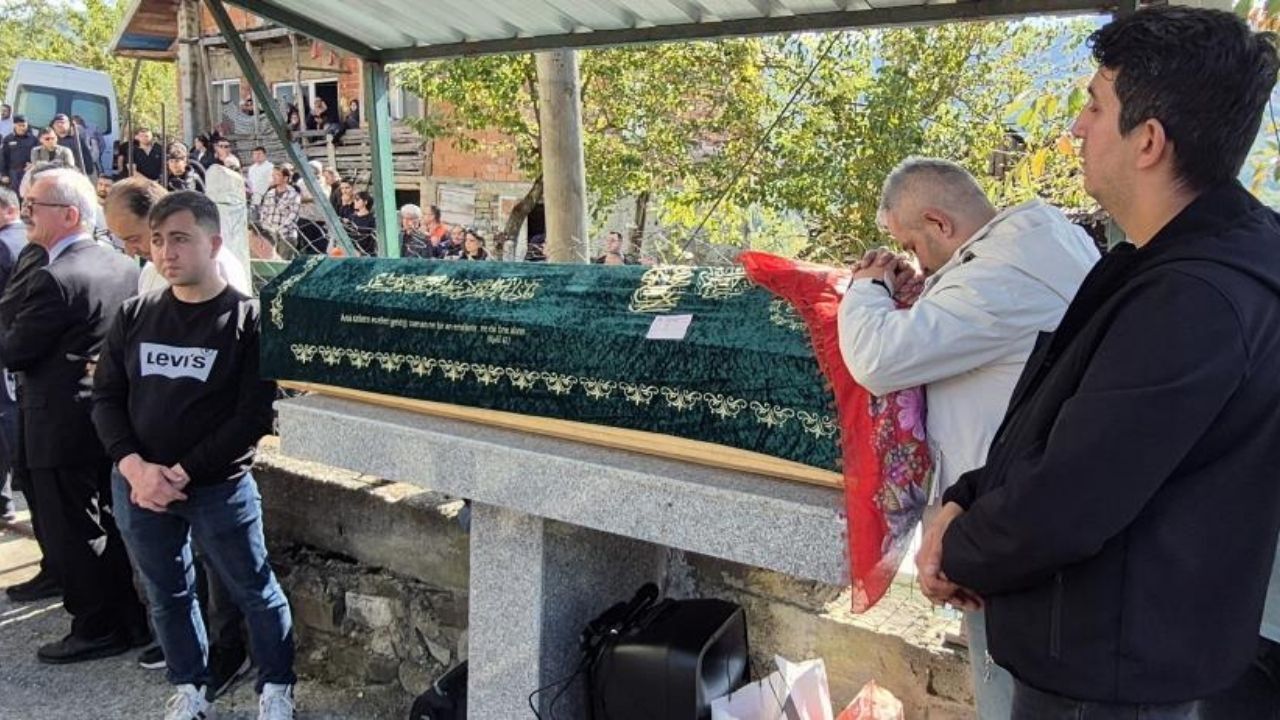 10 yaşındaki Eslem Sare gözyaşlarıyla Bartın’da toprağa verildi