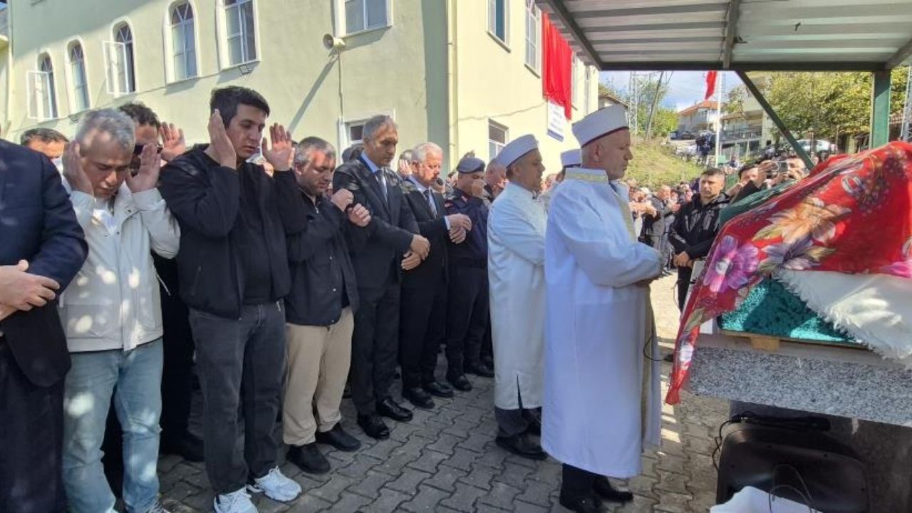 10 Yaşındaki Eslem Sare Gözyaşlarıyla Bartın’da Toprağa Verildi (2)