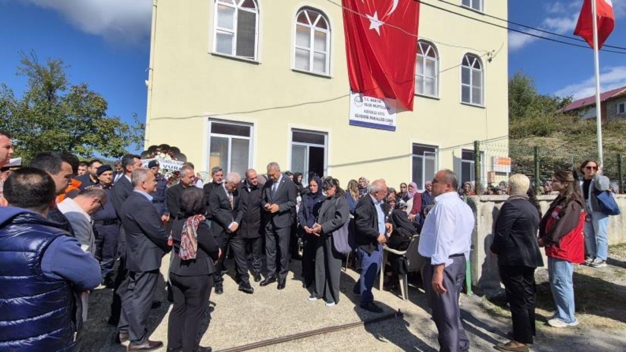 10 Yaşındaki Eslem Sare Gözyaşlarıyla Bartın’da Toprağa Verildi (3)