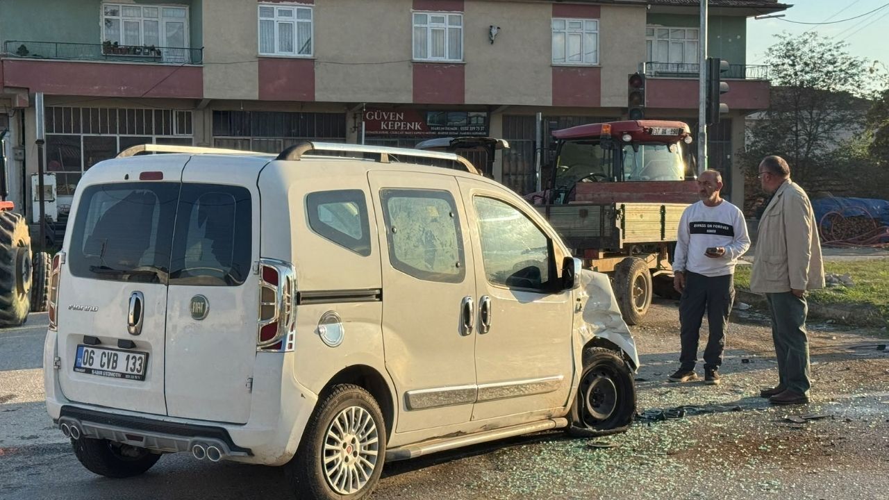 Alatarla Işıklarında Feci Kaza Traktörle Hafif Ticari Araç Çarpıştı (2)