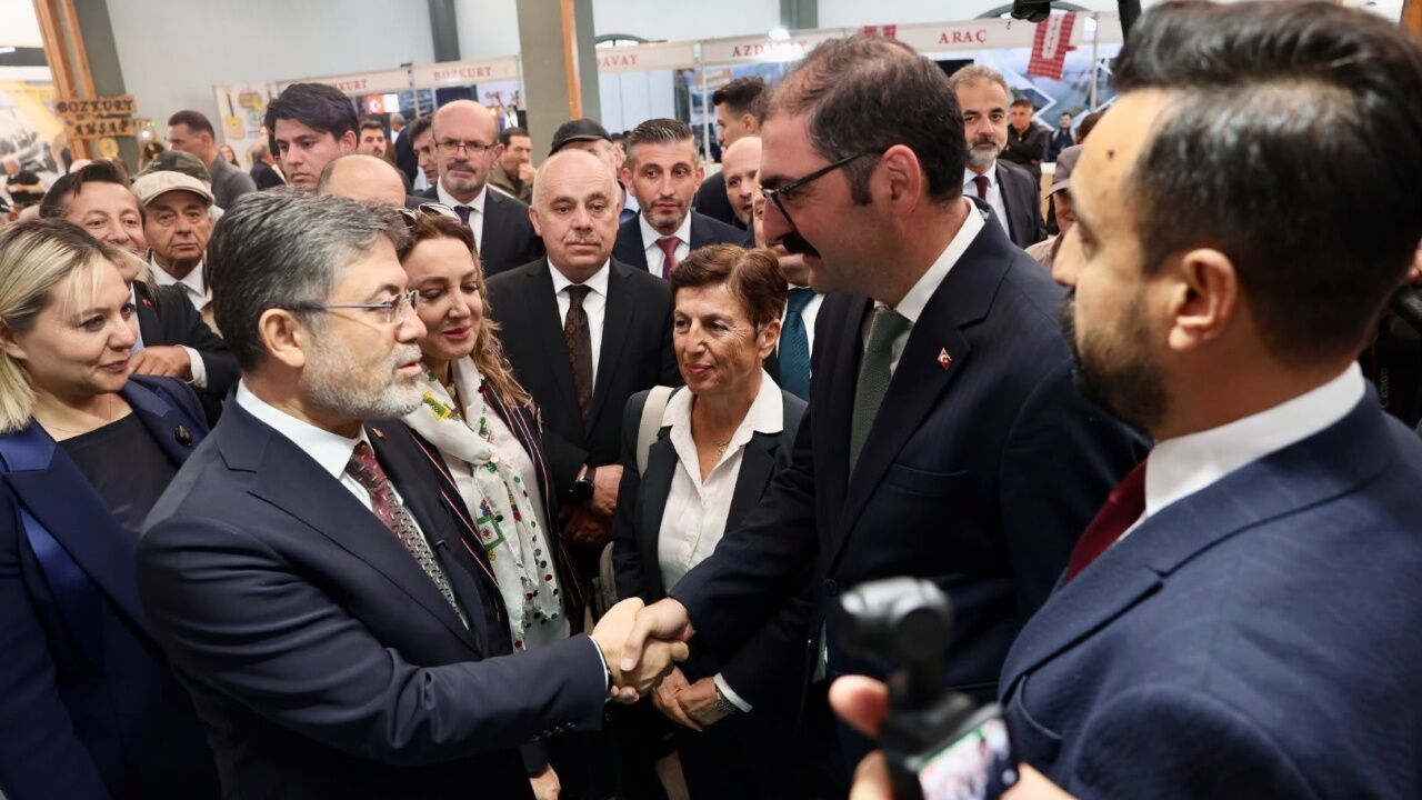 Bakan Yumaklı’dan Taşköprü Standına Ziyaret