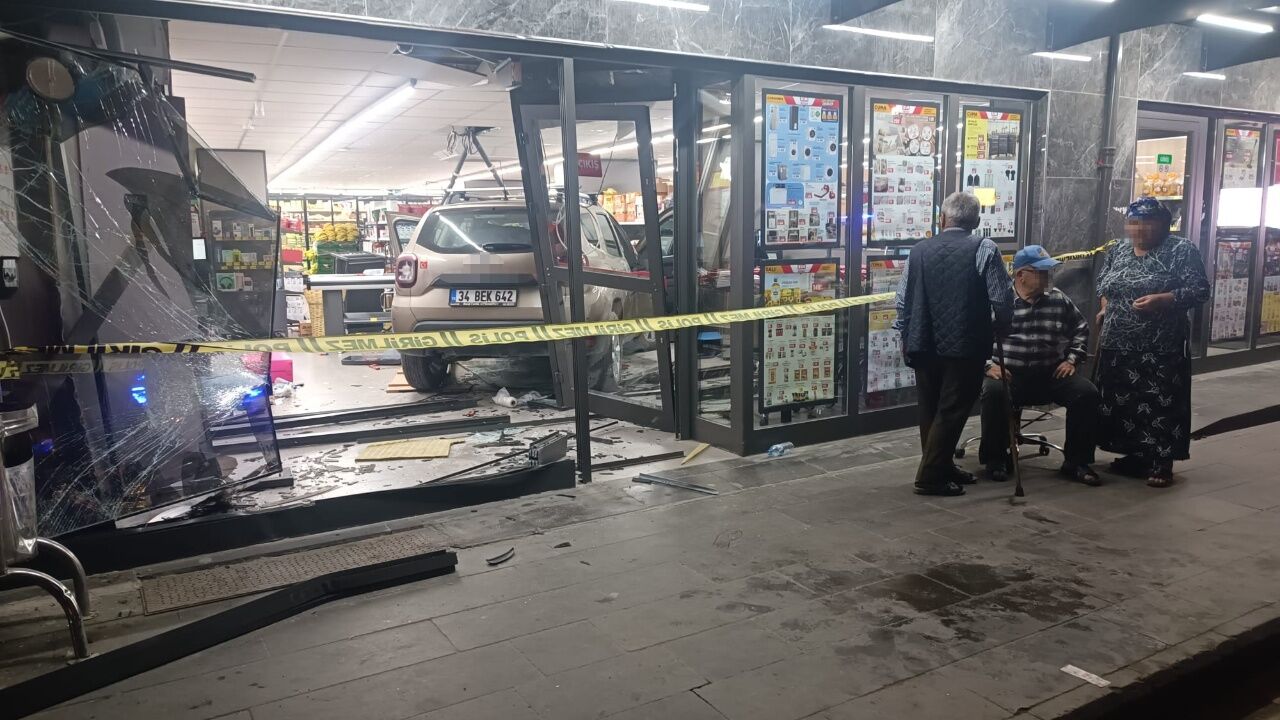 Komşu ilde korkutan kaza: Marketin içine girdi