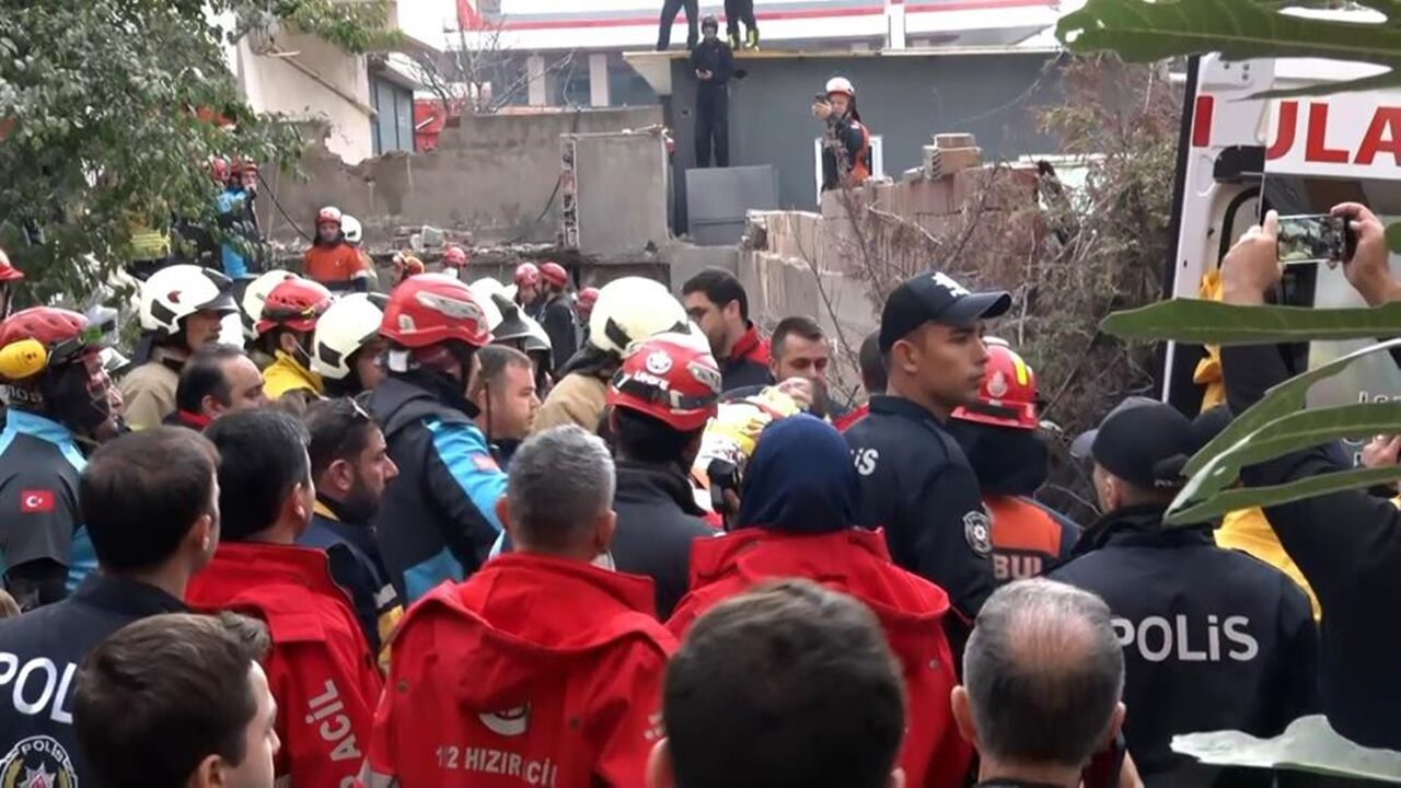 Bina Çöktü Mahsur Kalanlar (1)