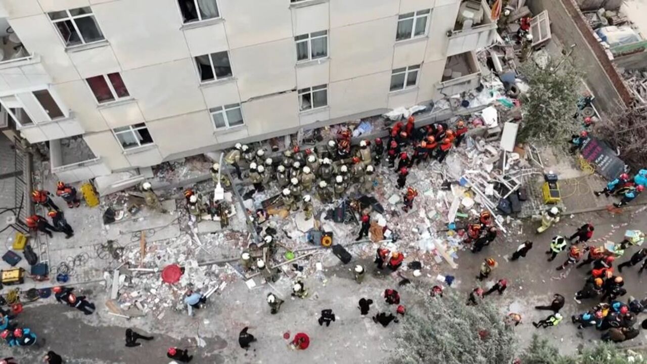 Bina Çöktü Mahsur Kalanlar (2)