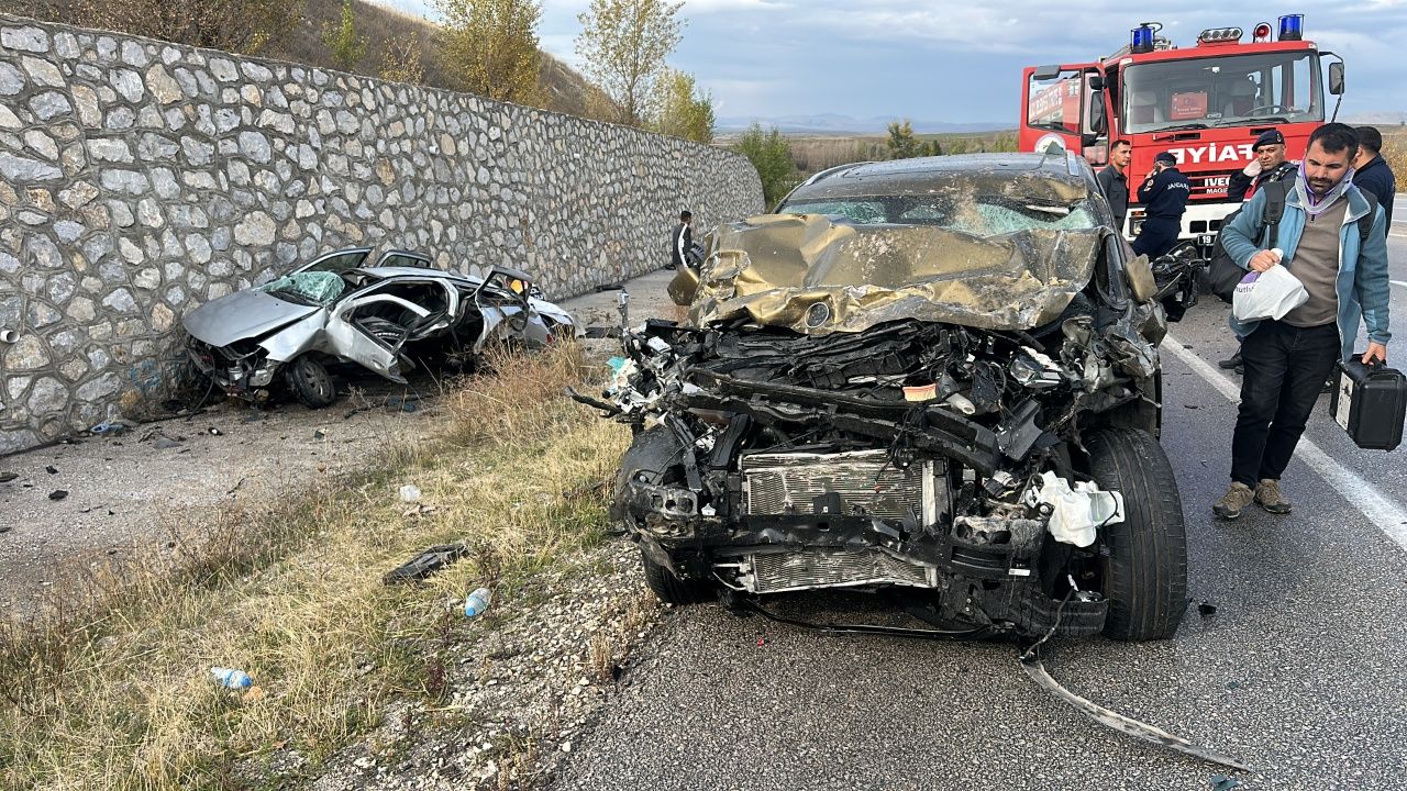 Feci Kaza! İki Otomobil Çarpıştı, 4 Kişi Hayatını Kaybetti 1