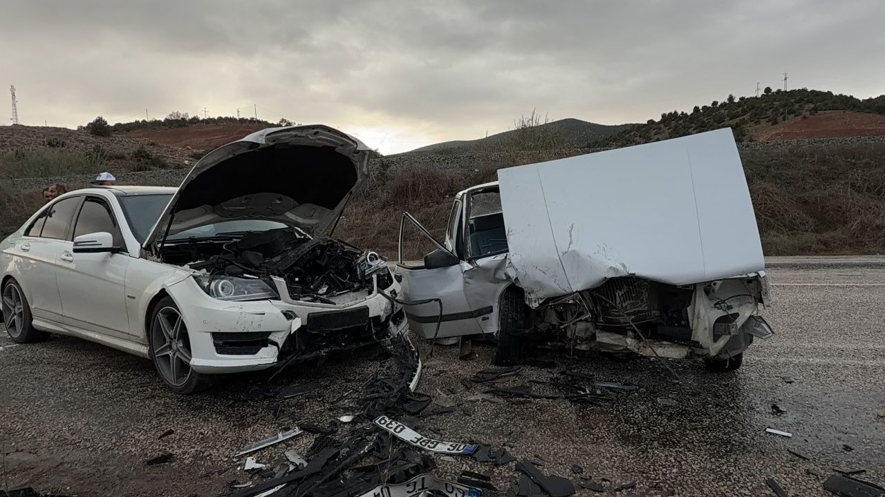 Feci Kaza! İki Otomobil Kafa Kafaya Çarpıştı 5 Yaralı