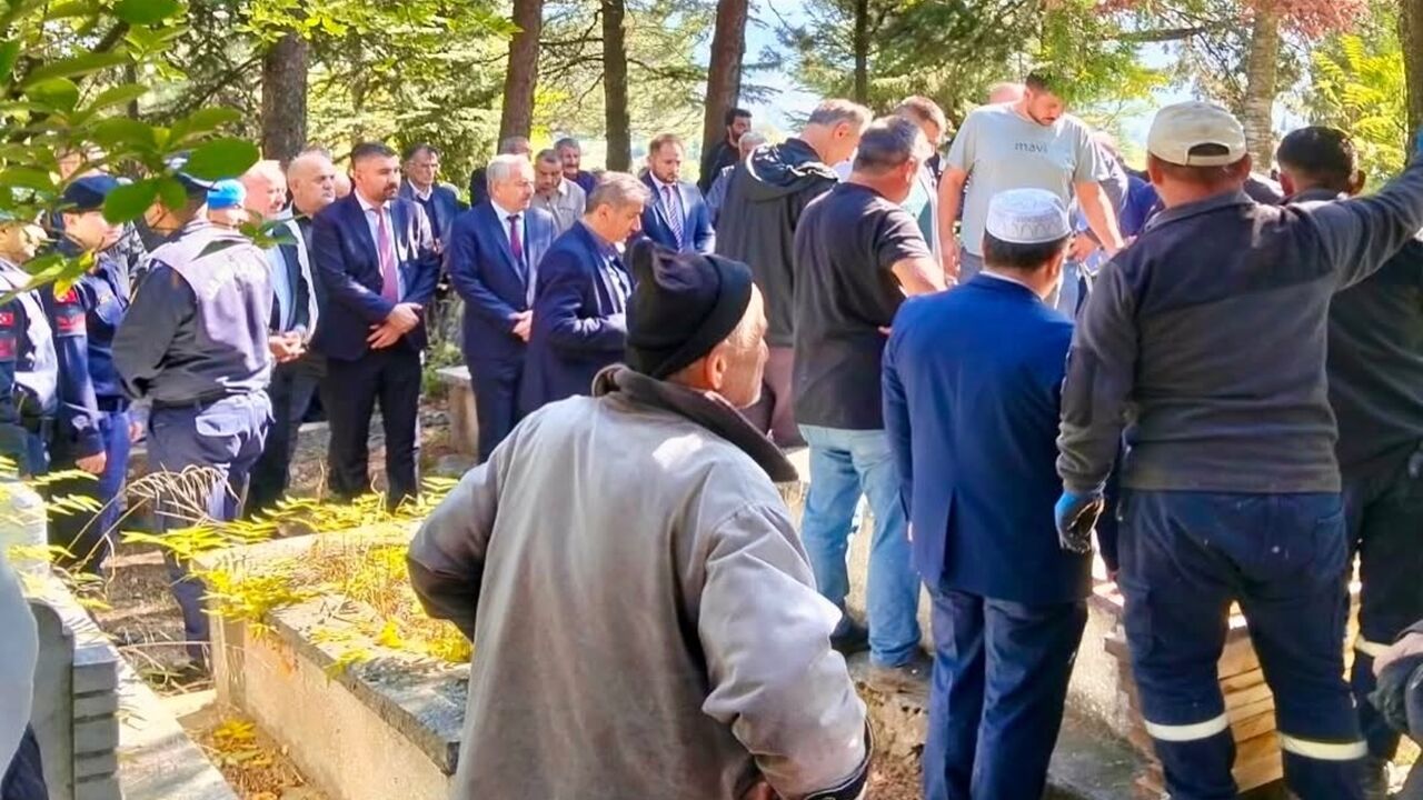Hikmet Sivrioğlu Toprağa Verildi (3)