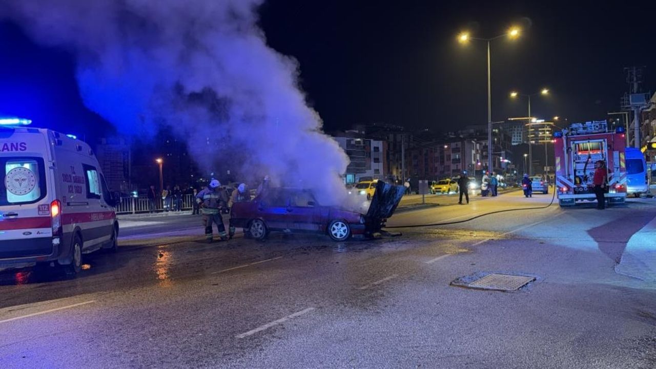 İstop Eden Otomobil Alev Aldı! Geriye Demir Yığını Kaldı (1)