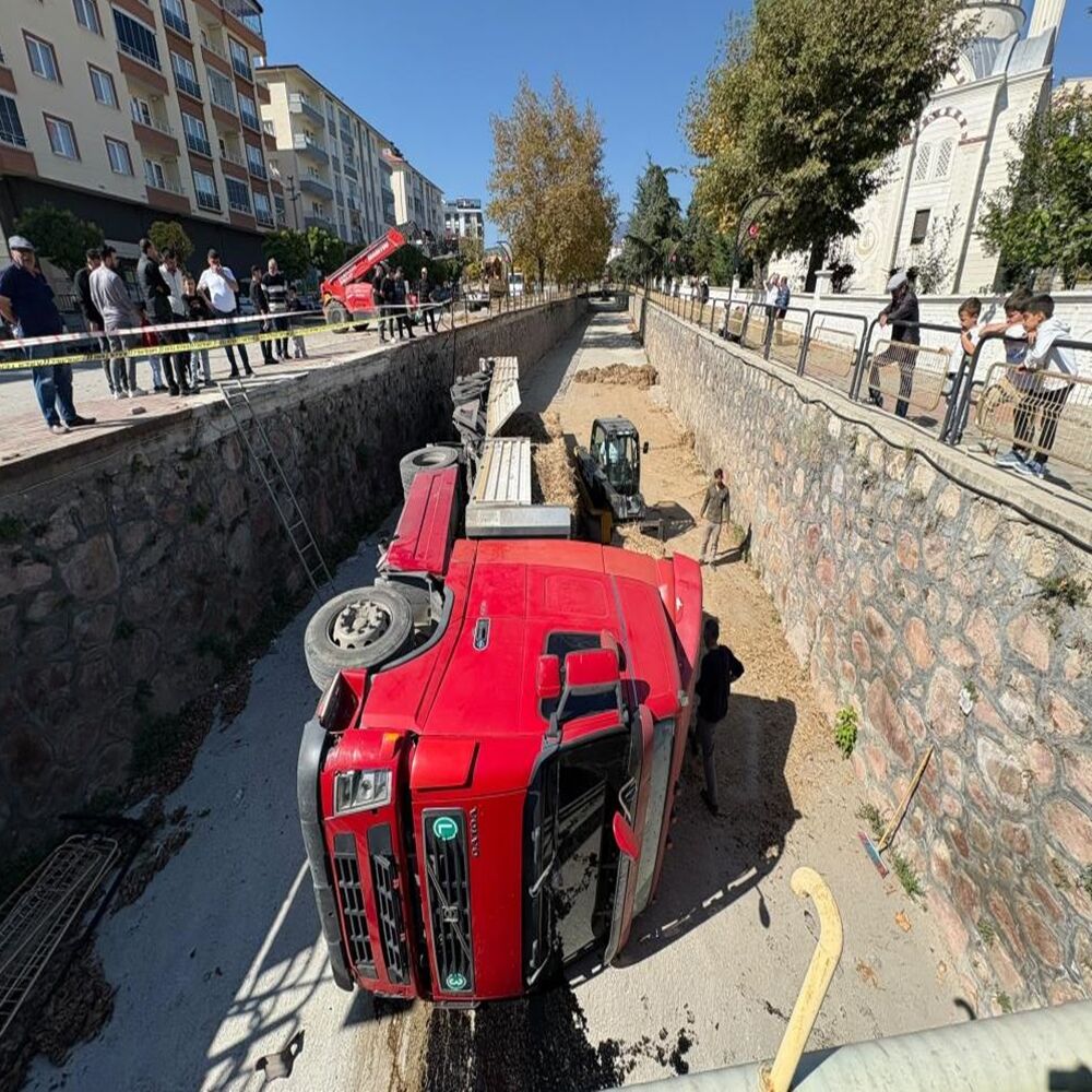 Kastamonu Tosya Tır Saman Yüklü Kaza (3)