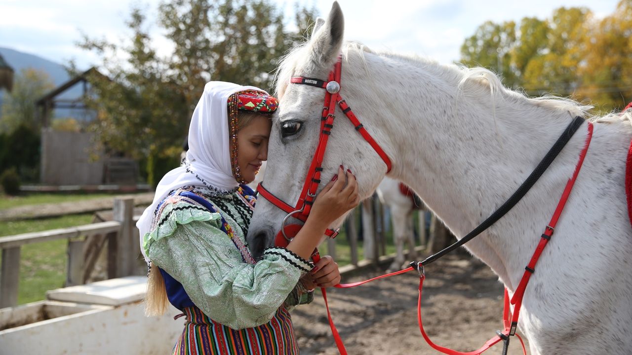 Kastamonu Yöresel Kıyafetli Ata Binen Kadınlar (10)