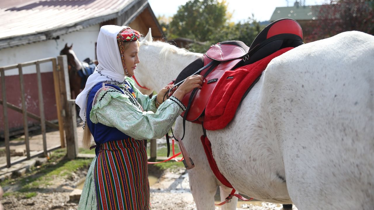 Kastamonu Yöresel Kıyafetli Ata Binen Kadınlar (9)