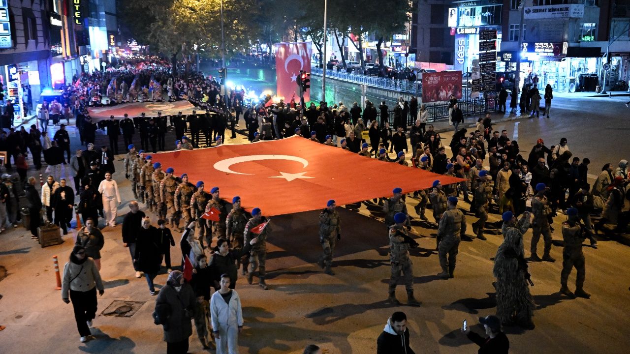 Kastamonu’da 29 Ekim Coşkusu Fener Alayıyla Yaşandı 5