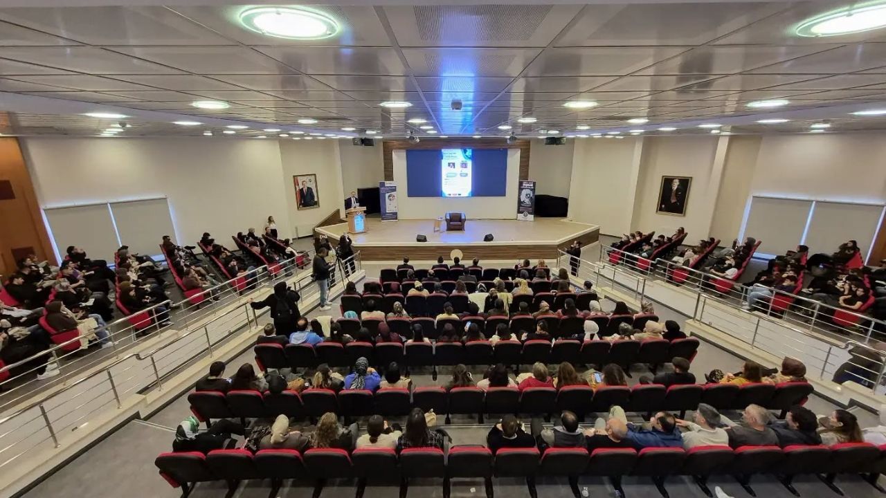 Kastamonu’da Dijital Çağın Öğretmenliği Masaya Yatırıldı (4)