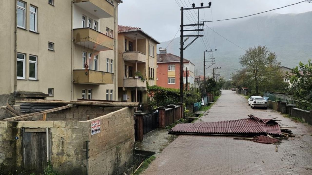 Kastamonu'da Fırtına Hayatı Felç Etti! Çatılar Uçtu, Ağaçlar Devrildi (4)