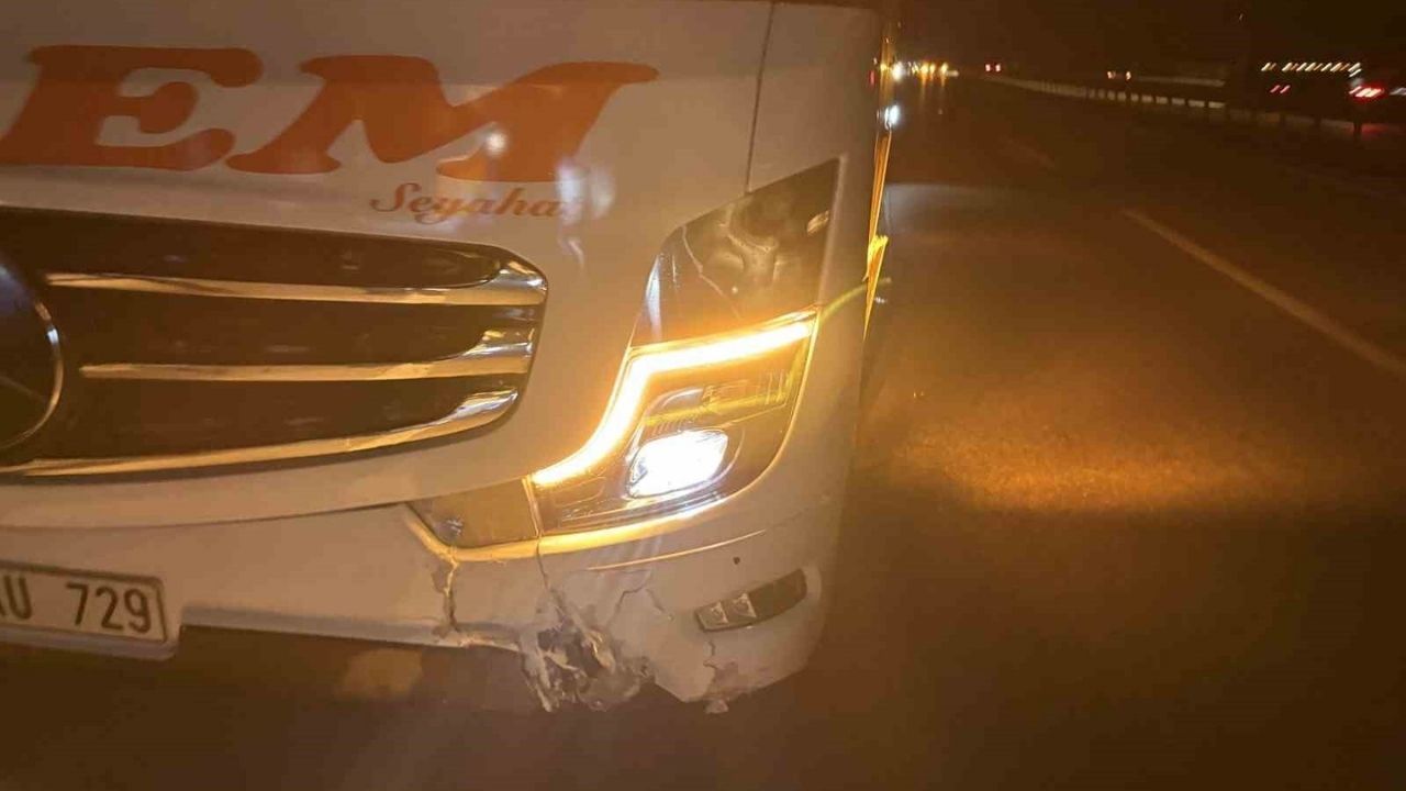Kastamonu'da Korkutan Kaza! Otomobil Otobüse Çarptı 2 Yaralı (2)