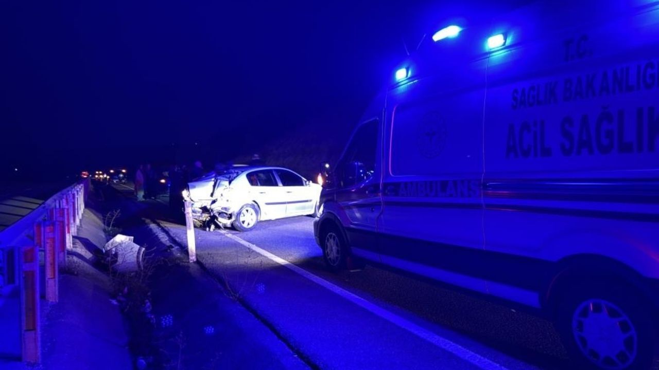 Kastamonu'da Korkutan Kaza! Otomobil Otobüse Çarptı 2 Yaralı (3)