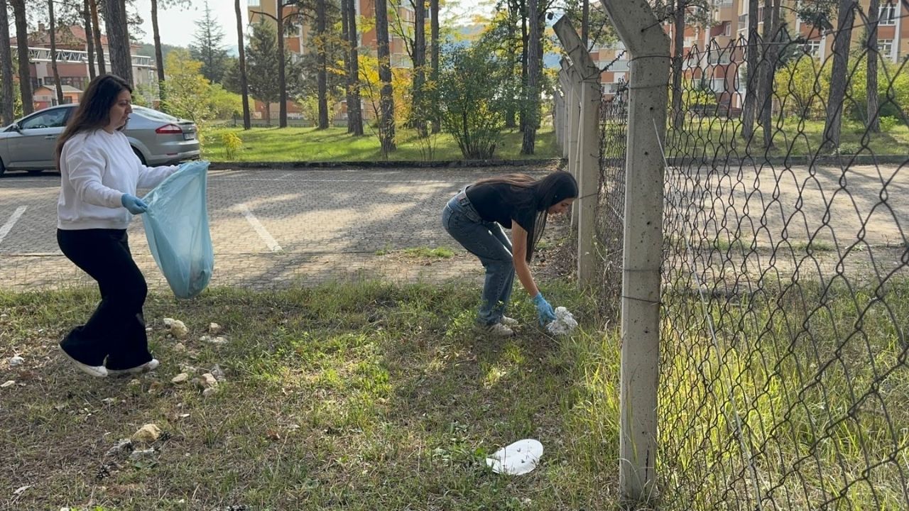Kastamonu’da Öğrenciler Kampüse El Attı 10 Torba Çöp Toplandı (2)