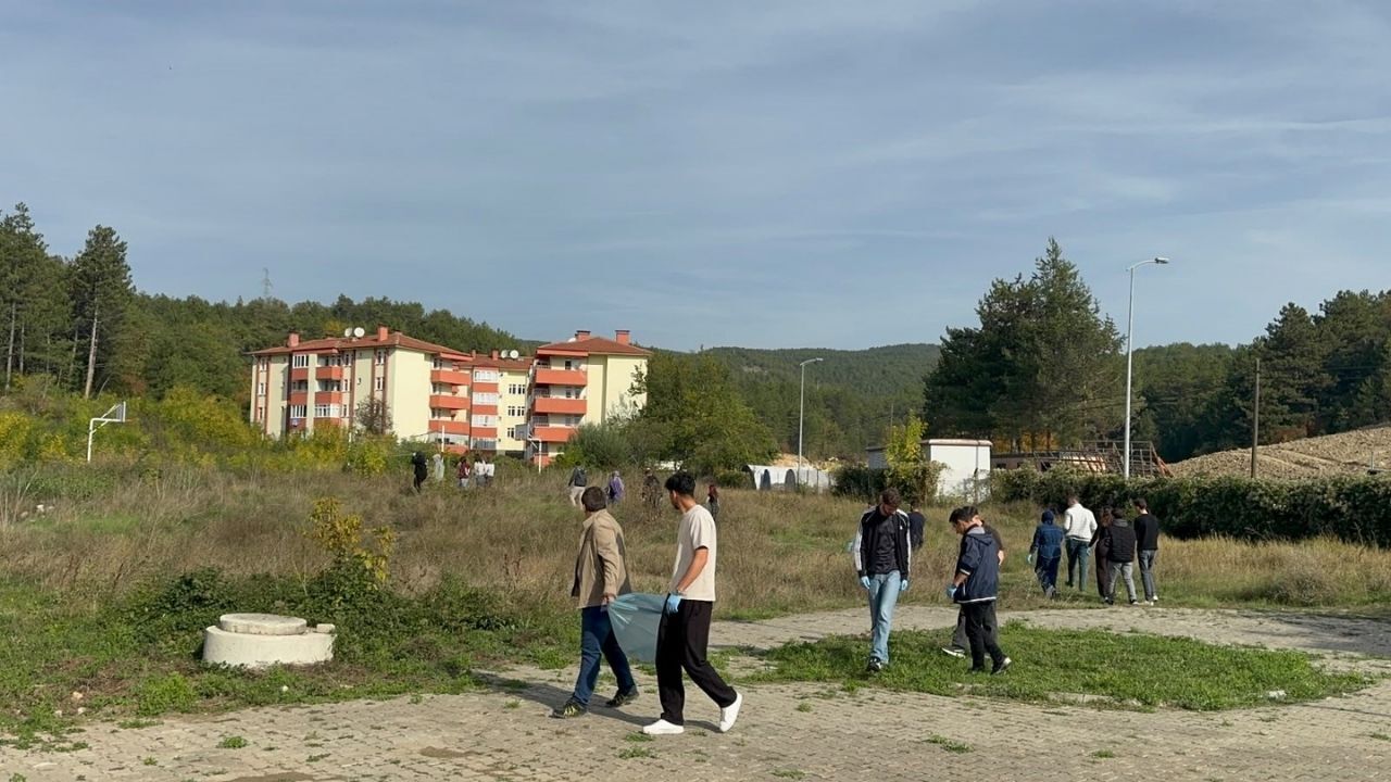 Kastamonu’da Öğrenciler Kampüse El Attı 10 Torba Çöp Toplandı (4)