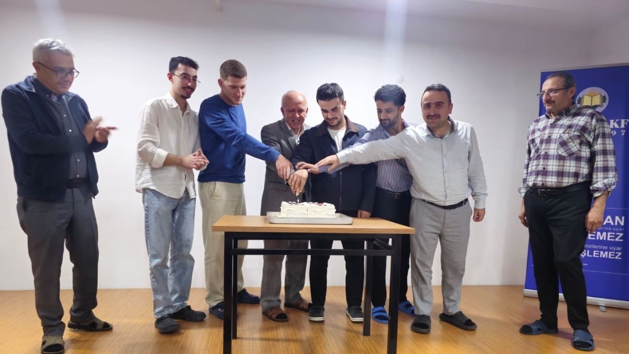 Kastamonu’da öğrenciler tanıştı, pastayı birlikte kesti