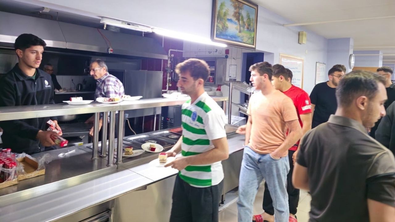 Kastamonu’da Öğrenciler Tanıştı, Pastayı Birlikte Kesti (3)