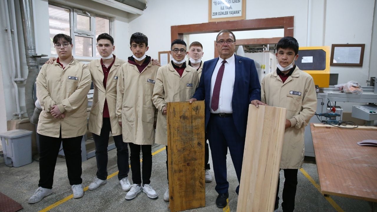 Kastamonu’da Öğrencilerden Örnek Çalışma! Eski Sıralar Yenileniyor (4)