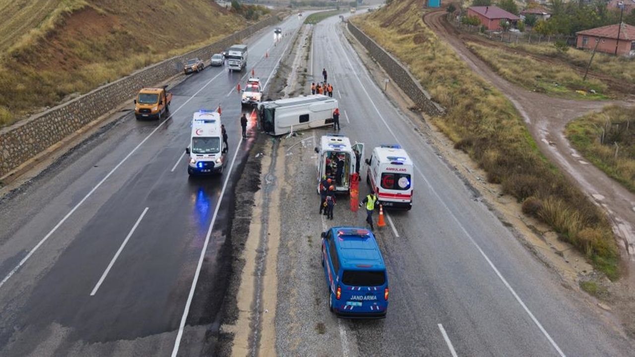 İşçi servisi devrildi: 1’i ağır 15 yaralı