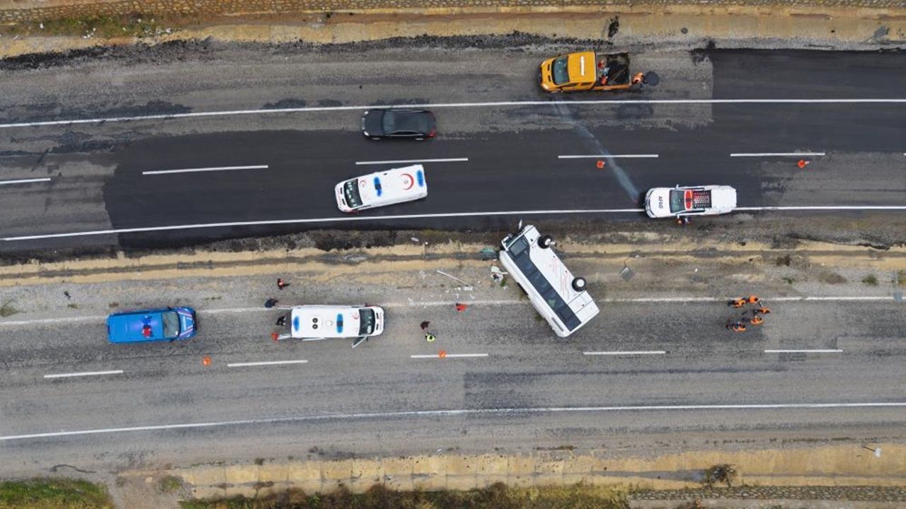 Kırıkkale Işçi Servisi Devrildi 15 Yaralı (2)