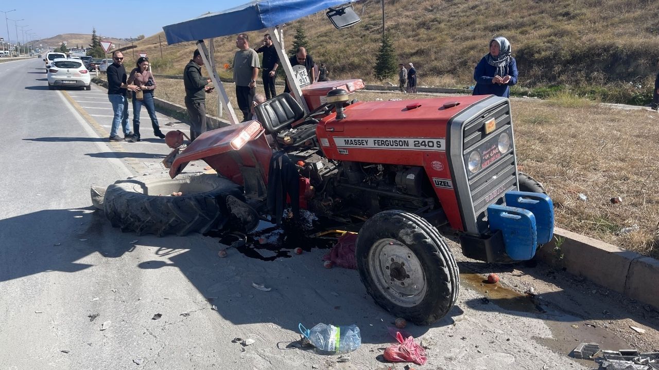 Komşu Il Çorum’da Traktör Ile Otomobil Çarpıştı! Çok Sayıda Yaralı Var (1)