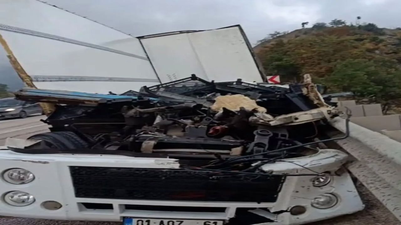 Komşu Ilde Ölümle Biten Kaza Balık Yüklü Tır Devrildi 2