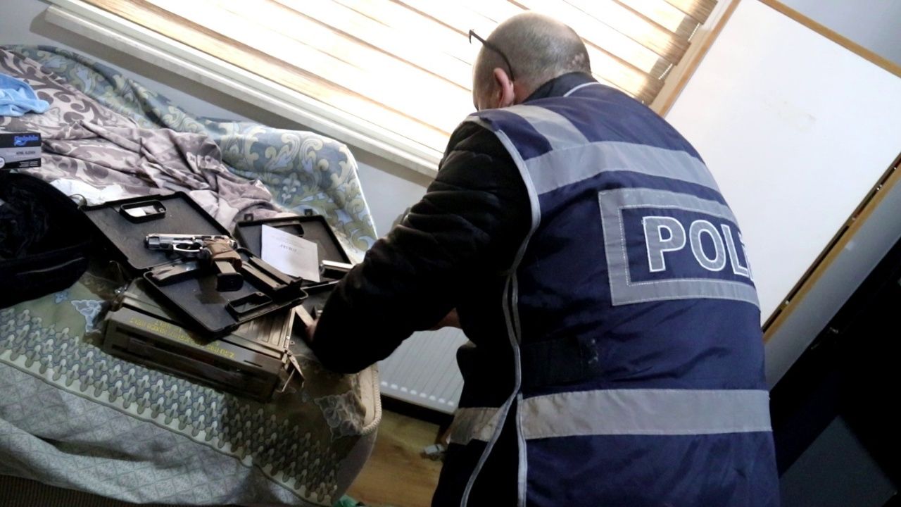 Komşu Illerde Kaçak Silah Operasyonu! Cephanelik Ele Geçirildi 1
