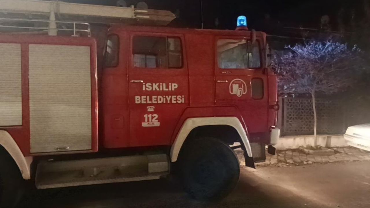 Park Halindeki Araçlara Çarptı, Takla Attı! 1 Yaralı (2)