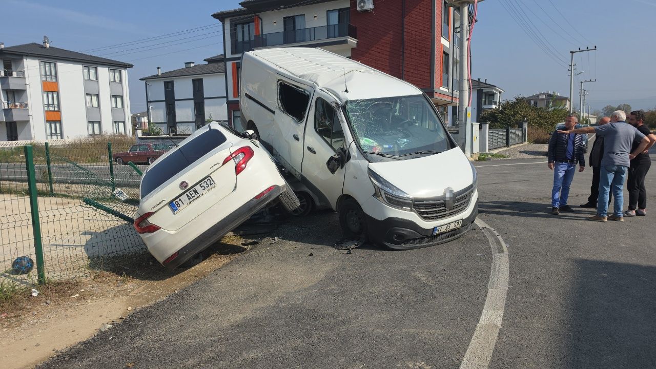 Park Halindeki Otomobilin Üzerine Çıktı! Kazada Yaralılar Var 1