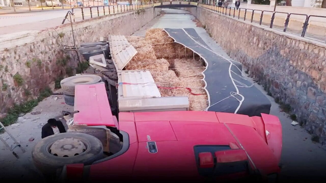 Saman Balyalı Tır Çaya Uçtu