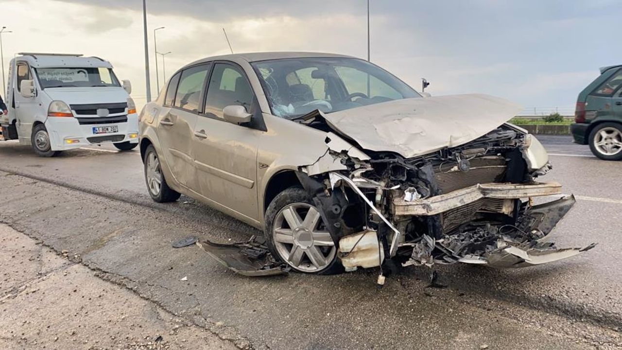 İki otomobil çarpıştı: 1’i bebek 5 kişi yaralandı