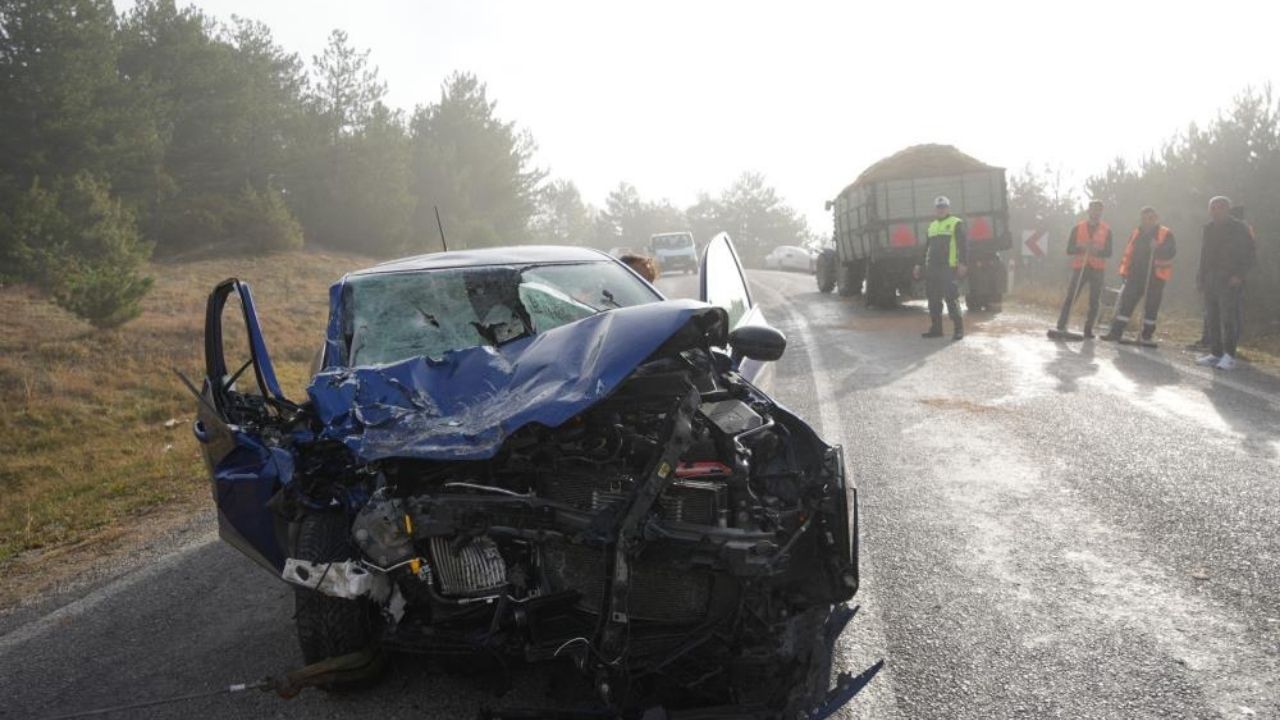 Son Dakika Kastamonu'da Göz Gözü Görmedi! Otomobil Traktöre Çarptı (3)