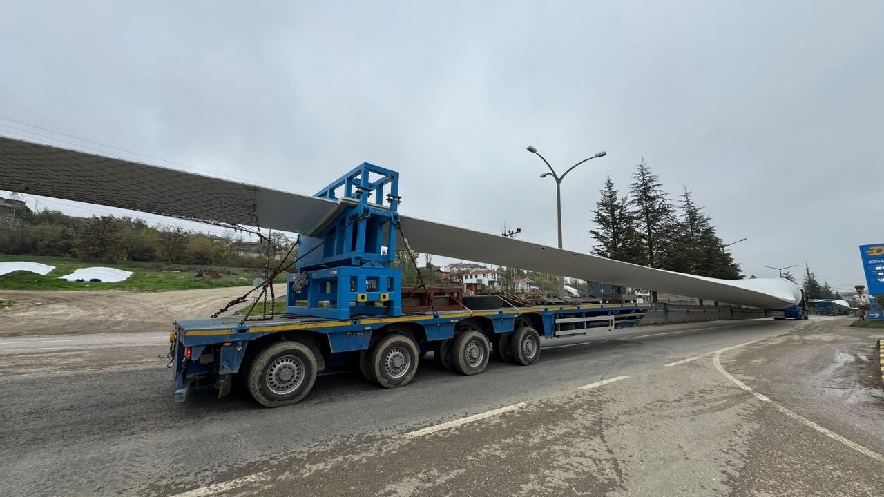 Taşköprü'den Devasa Kanatlar Geçti Trafik Kilitlendi (1)