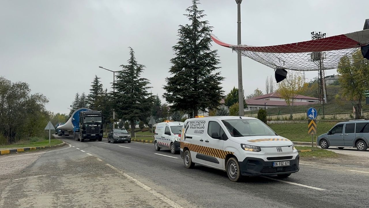 Taşköprü'den Devasa Kanatlar Geçti Trafik Kilitlendi (2)