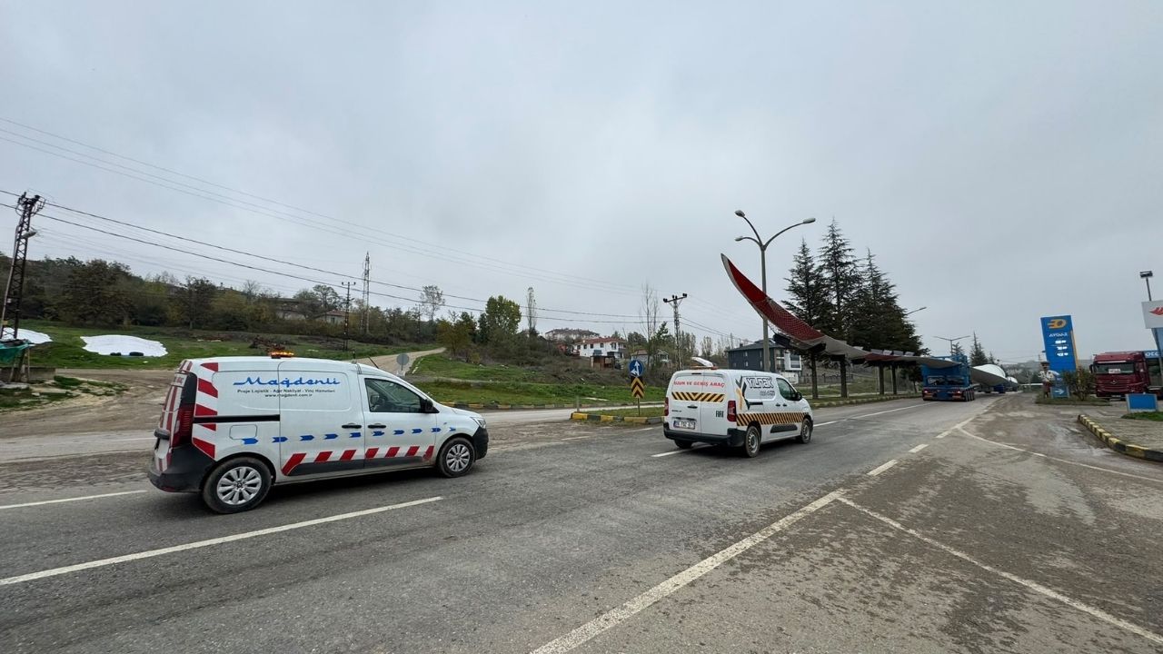Taşköprü'den Devasa Kanatlar Geçti Trafik Kilitlendi (3)