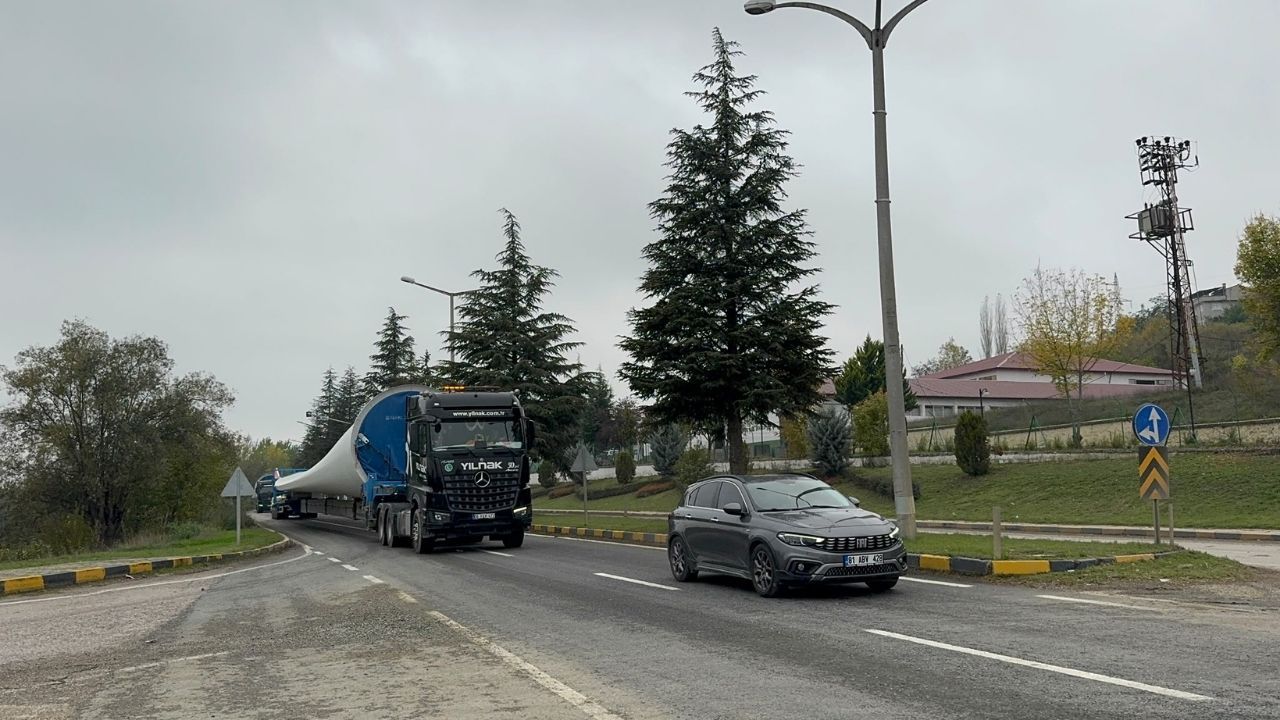Taşköprü'den Devasa Kanatlar Geçti Trafik Kilitlendi (4)