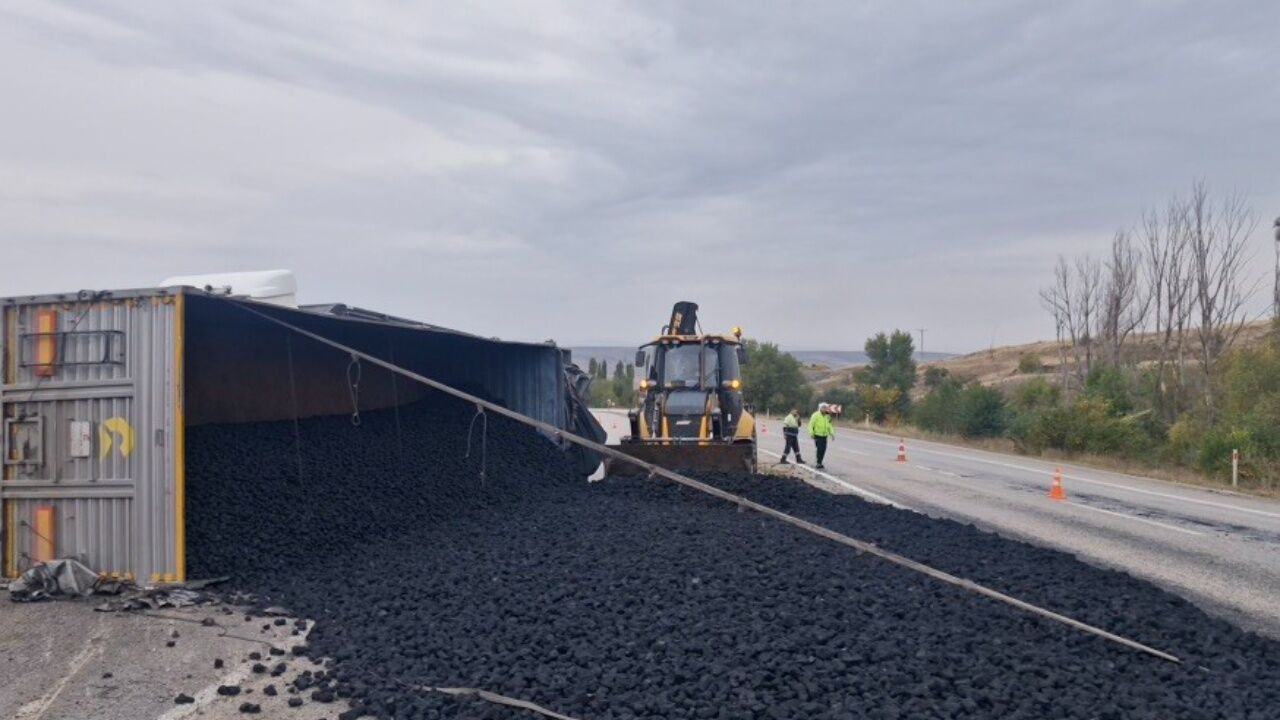 Tır Devrildi, Yol Kömürle Kaplandı!