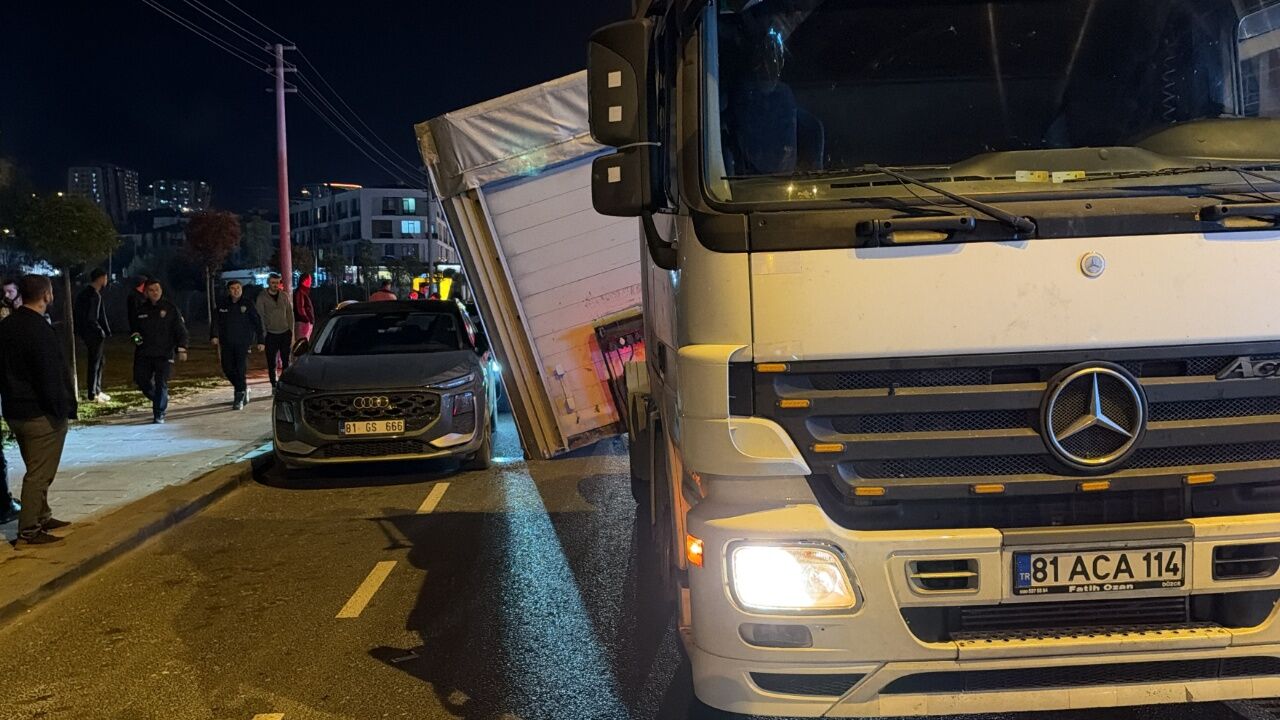 Tırın dorsesi yola devrildi! 3 araç kıl payı kurtuldu